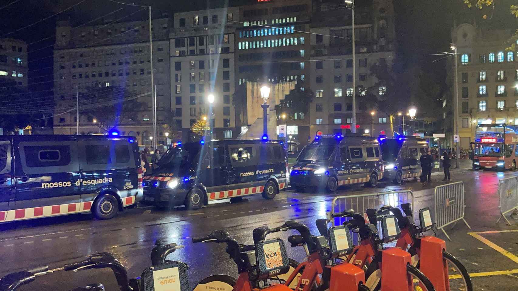 Mossos d'Esquadra en la plaza de Catalunya después de los incidentes de los 'hooligans' del Benfica / SARA CASAS