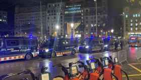 Mossos d'Esquadra en la plaza de Catalunya después de los incidentes de los 'hooligans' del Benfica / SARA CASAS