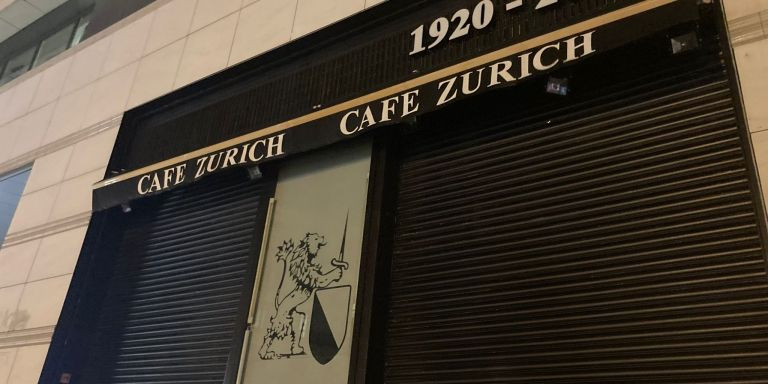 El Zurich cerrado después de ser atacado / SARA CASAS