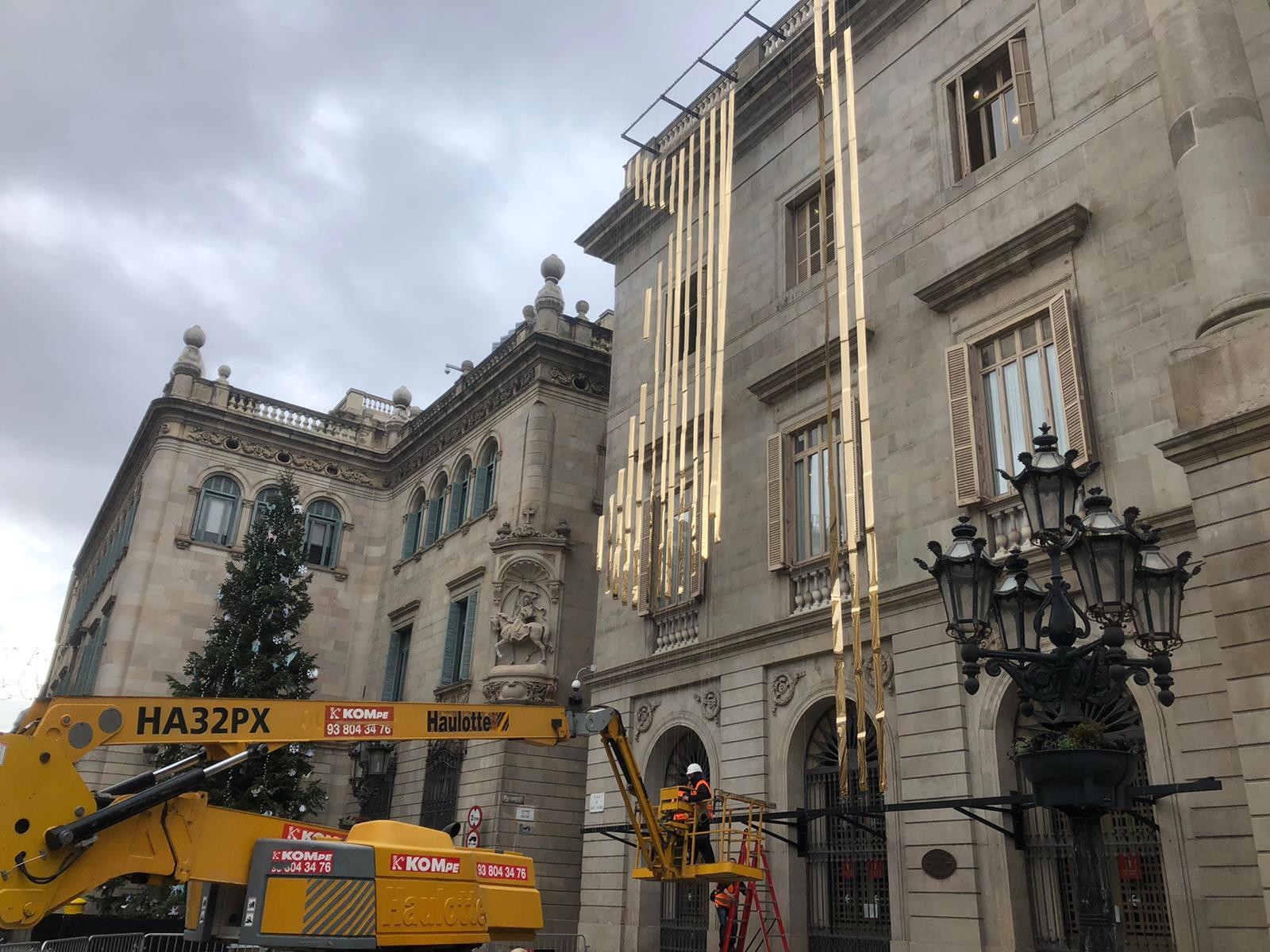 Instalación del pesebre sobre la fachada del Ayuntamiento en la plaza de Sant Jaume / CEDIDA