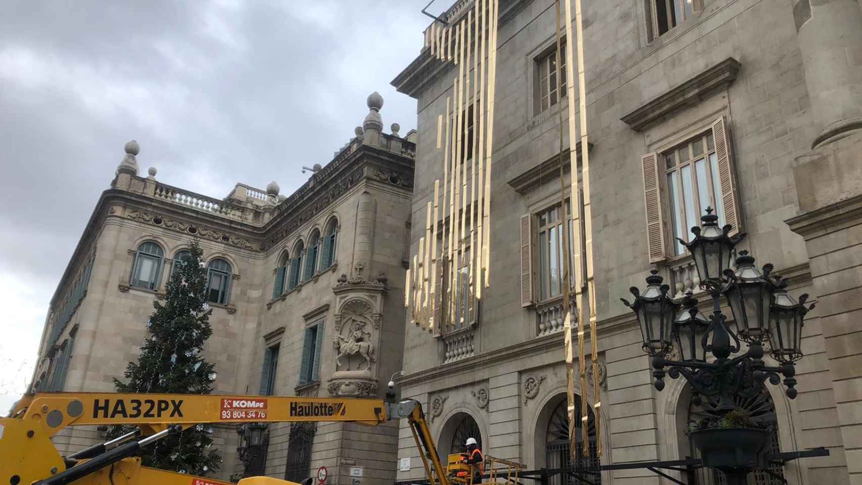 Instalación del pesebre sobre la fachada del Ayuntamiento en la plaza de Sant Jaume en 2021 / CEDIDA