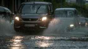Dos coches circulan por Barcelona durante un episodio de alerta amarilla por fuertes lluvias / ARCHIVO