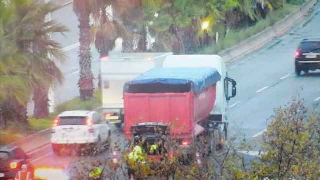 Imagen del camión averiado que provoca largas retenciones en la ronda Litoral / SERVEI CATALÀ DE TRÀNSIT