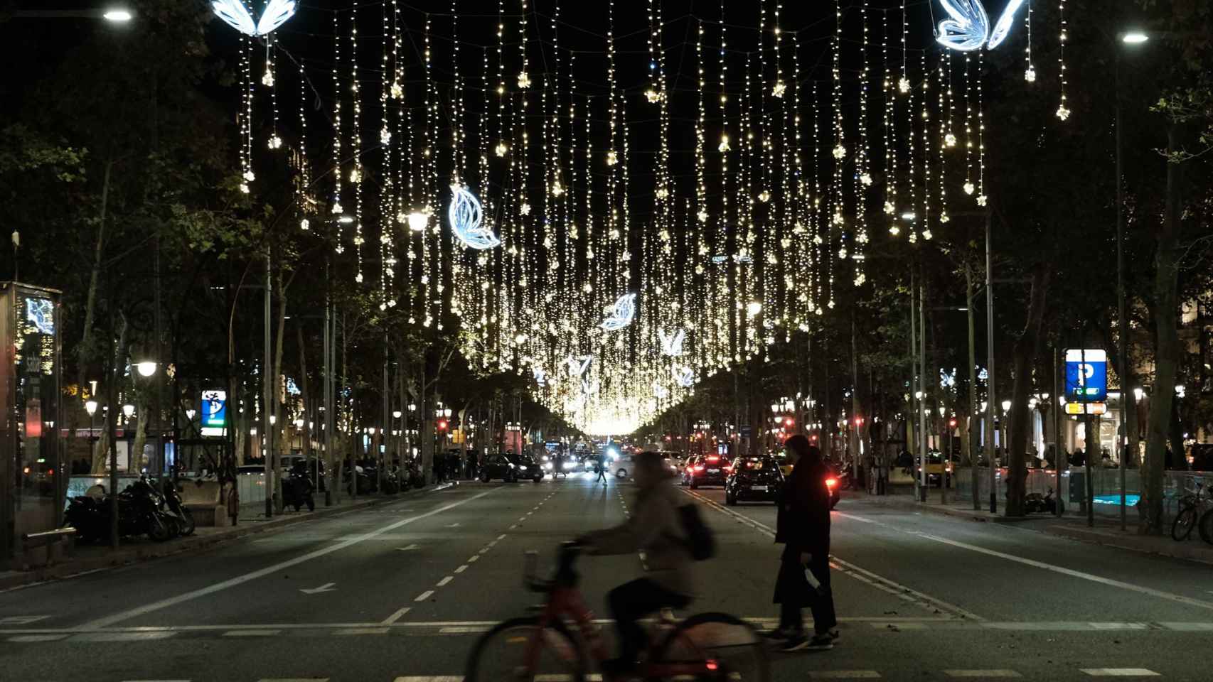 Luces de Navidad de mariposas y lágrimas en el paseo de Gràcia / PABLO MIRANZO - MA