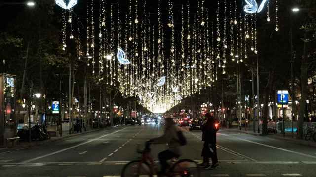 Luces de Navidad de mariposas y lágrimas en el paseo de Gràcia / PABLO MIRANZO - MA