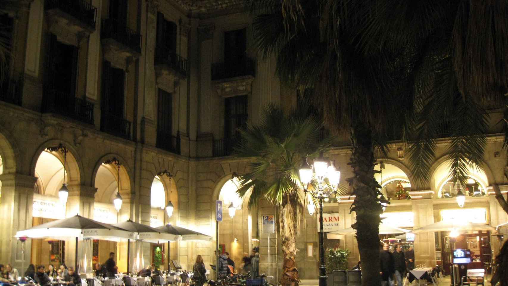 Imagen de archivo de la plaza Reial por la noche / WIKIMEDIA COMMONS