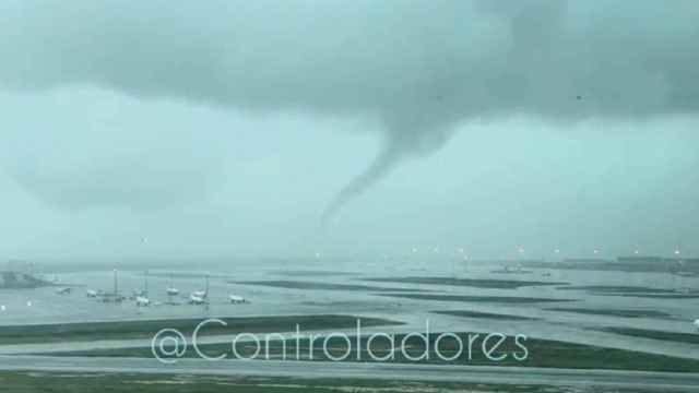 Espectacular tornado en el aeropuerto de Barcelona / TWITTER - CONTROLADORES