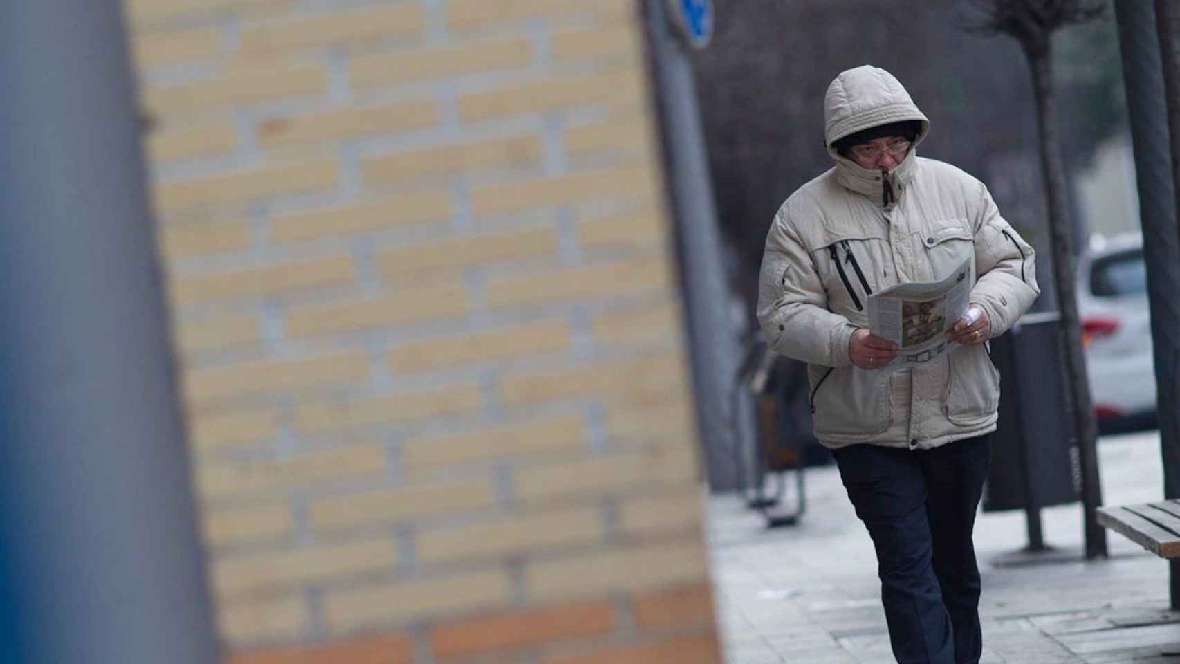 Un hombre pasea por la calle en plena ola de frío / EUROPA PRESS