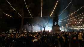 Centenares de personas en la plaza de Catalunya esperando al encendido de las luces de Navidad / PABLO MIRANZO - MA