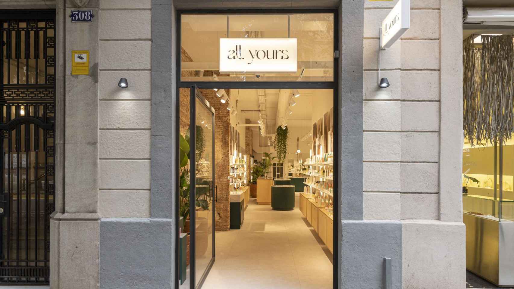 Exterior del comercio de All Yours de Barcelona / LABORDE MARCET