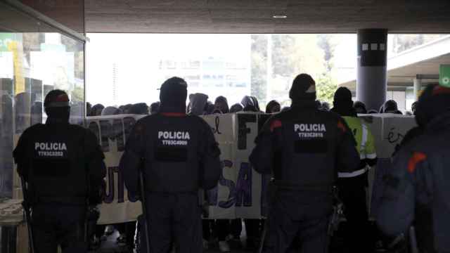 Línea policial ante el edificio de la UAB donde se celebra el acto de S'ha Acabat. - KIKE RINCÓN - EUROPA PRESS