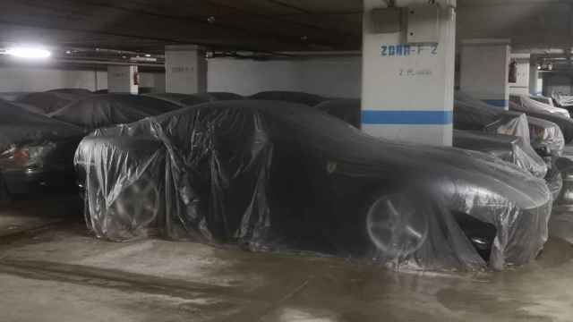 Un ferrari negro cubierto con una lona de plástico en el parking del Centre de la Vila / CEDIDA