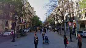 Imagen de un tramo de la rambla Catalunya, donde está la cafetería en la que se produjo el atraco / GOOGLE STREET VIEW