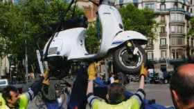 Una grúa se lleva una moto en Barcelona / MA