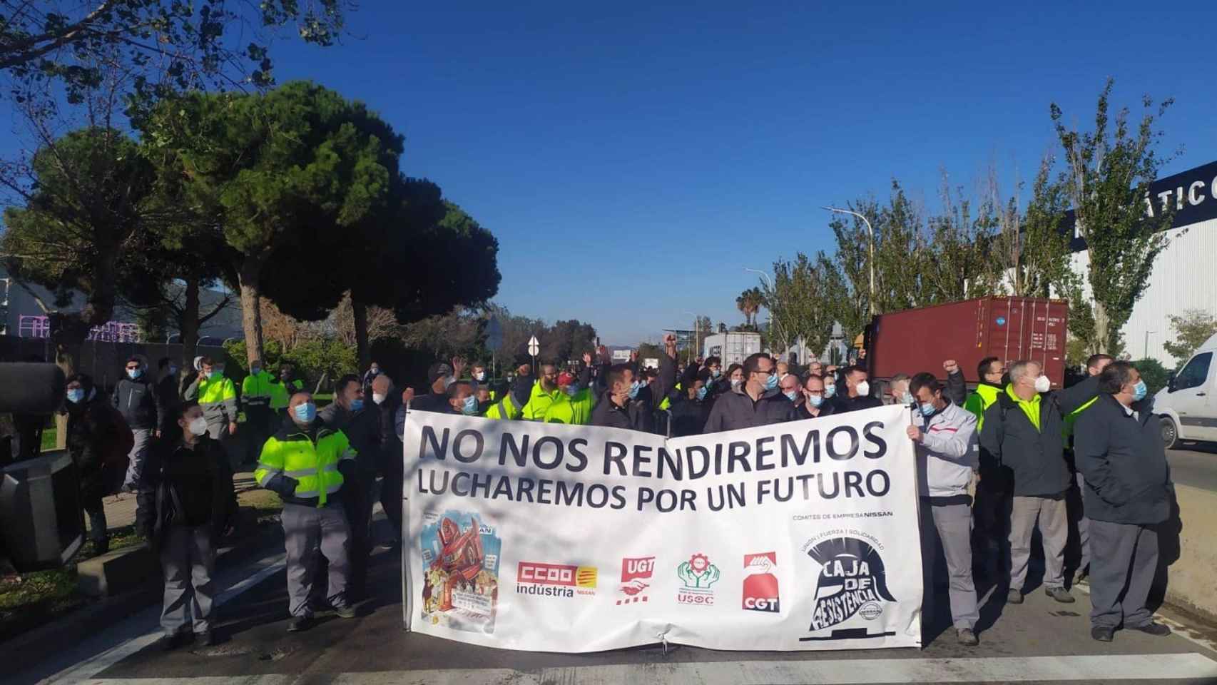Trabajadores de Nissan cortan la Ronda Litoral por la reindustrialización - EUROPA PRESS