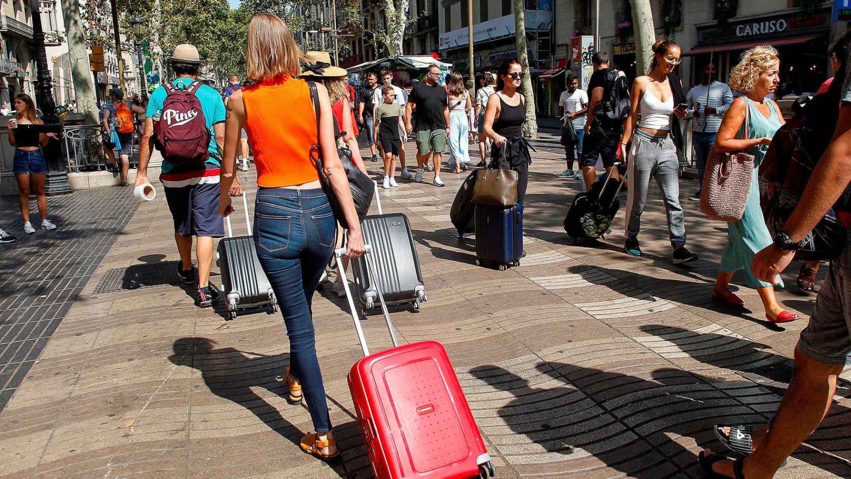 Turistas con maletas en La Rambla de Barcelona / EFE