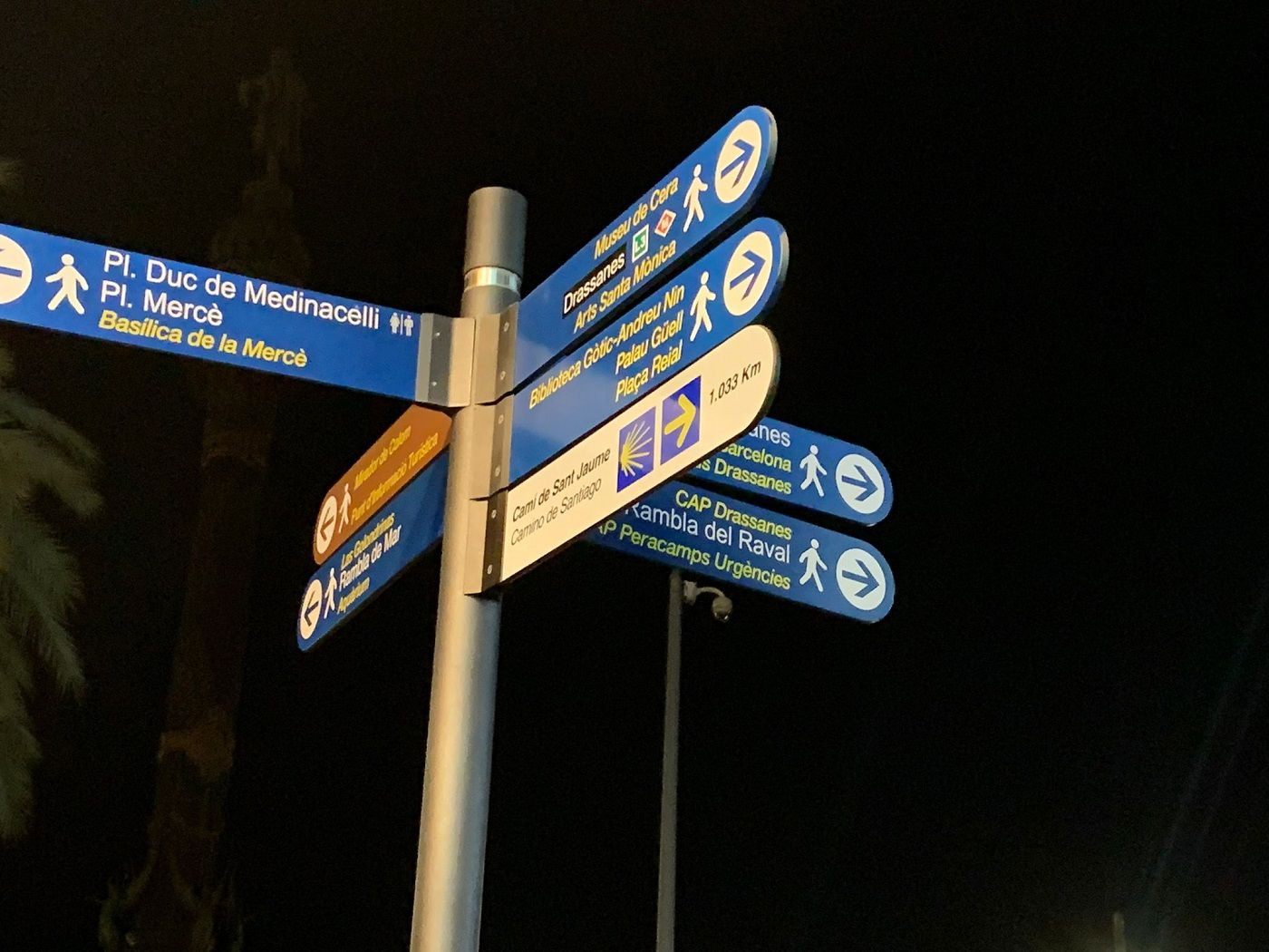 La nueva señalización del Camino de Santiago en las Ramblas de Barcelona / METRÓPOLI