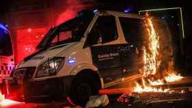 Furgón de la Guardia Urbana ardiendo en una imagen de archivo / EUROPA PRESS