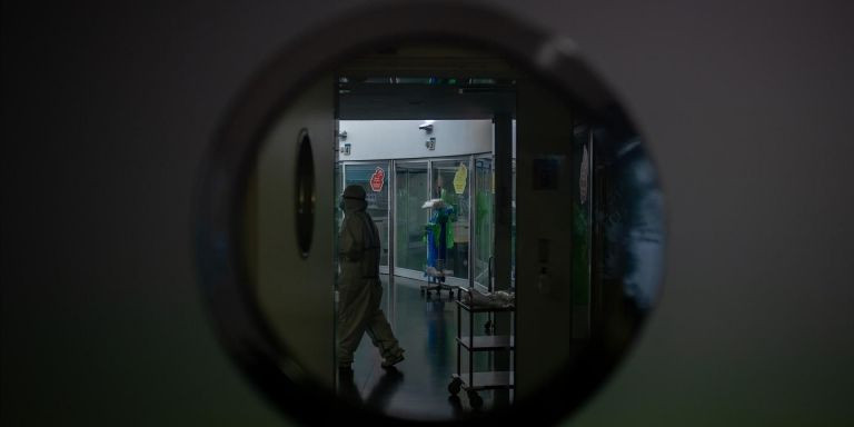Un trabajador sanitario protegido en la Unidad de Cuidados Intensivos del Hospital del Mar, en Barcelona / EUROPA PRESS