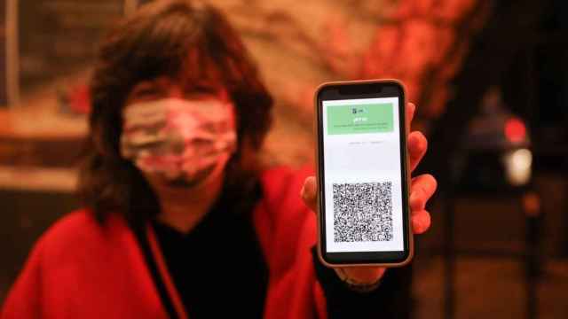 Una usuaria muestra su certificado Covid con el QR descargado