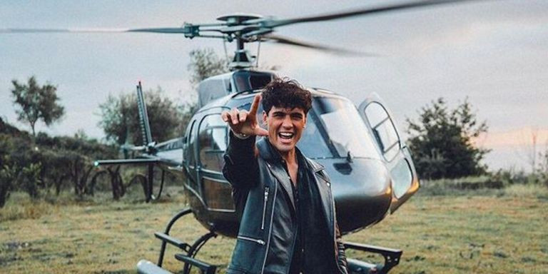 Daniel Illescas frente a un helicóptero en una imagen de sus redes sociales / INSTAGRAM