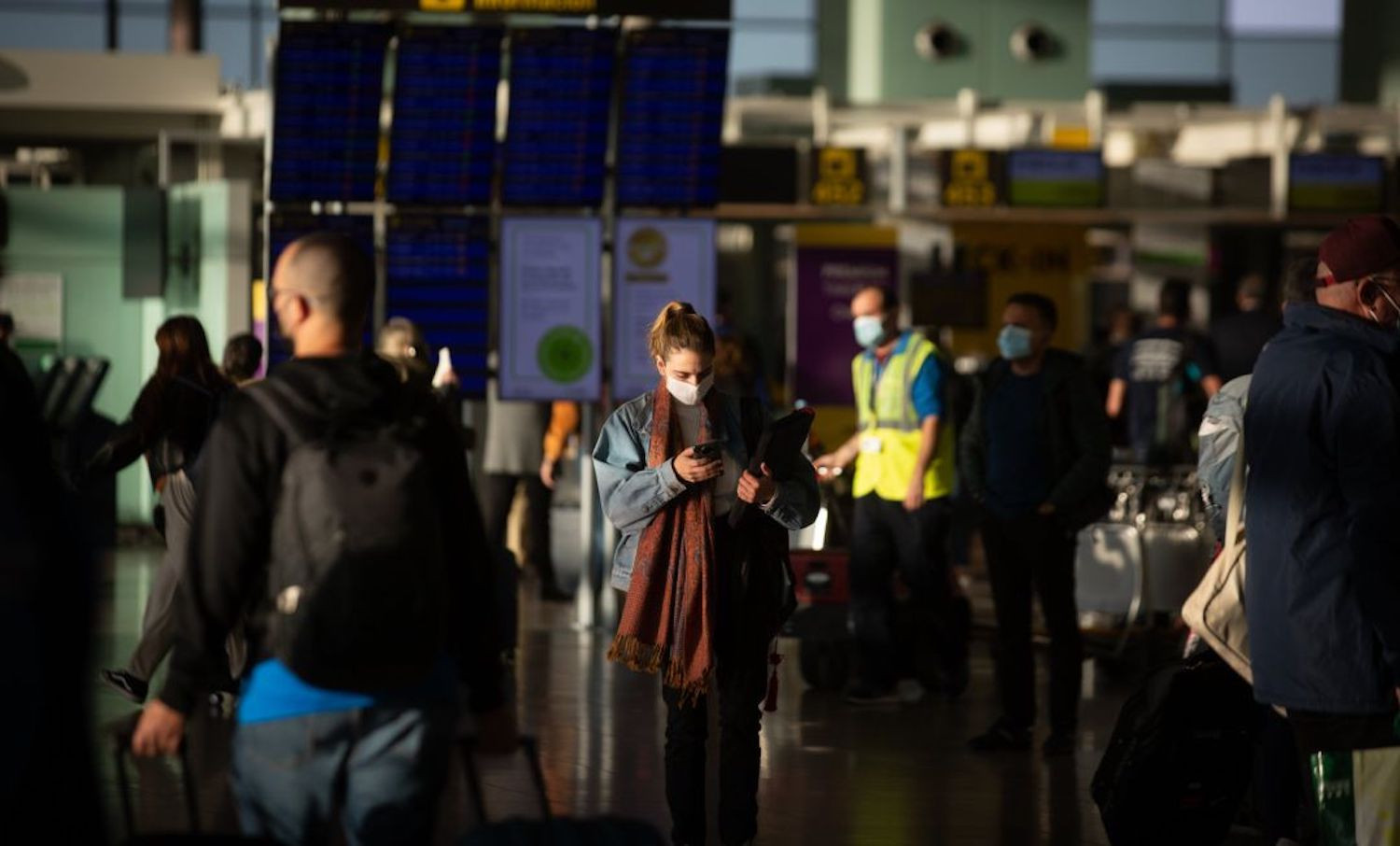 Pasajeros con maletas en el Aeropuerto de Barcelona-El Prat este mes de noviembre, mientras se cierran fronteras con los países del sur de África por la variante ómicron / EUROPA PRESS