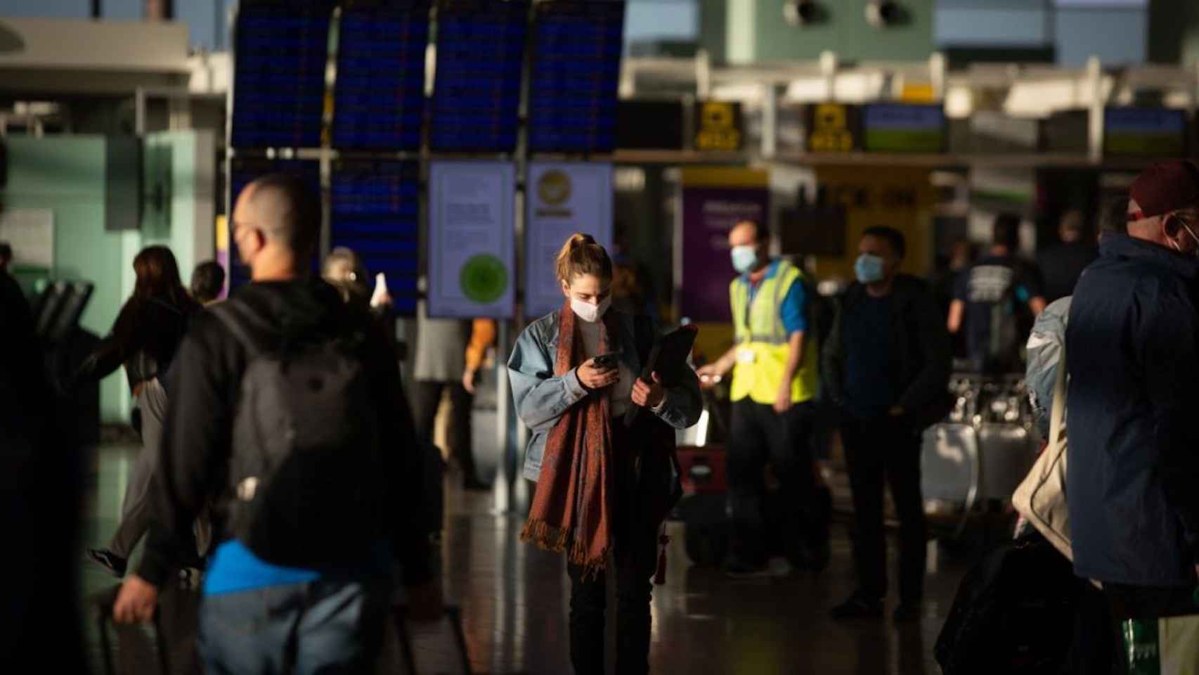 Pasajeros con maletas en el Aeropuerto de Barcelona-El Prat este mes de noviembre, mientras se cierran fronteras con los países del sur de África por la variante ómicron / EUROPA