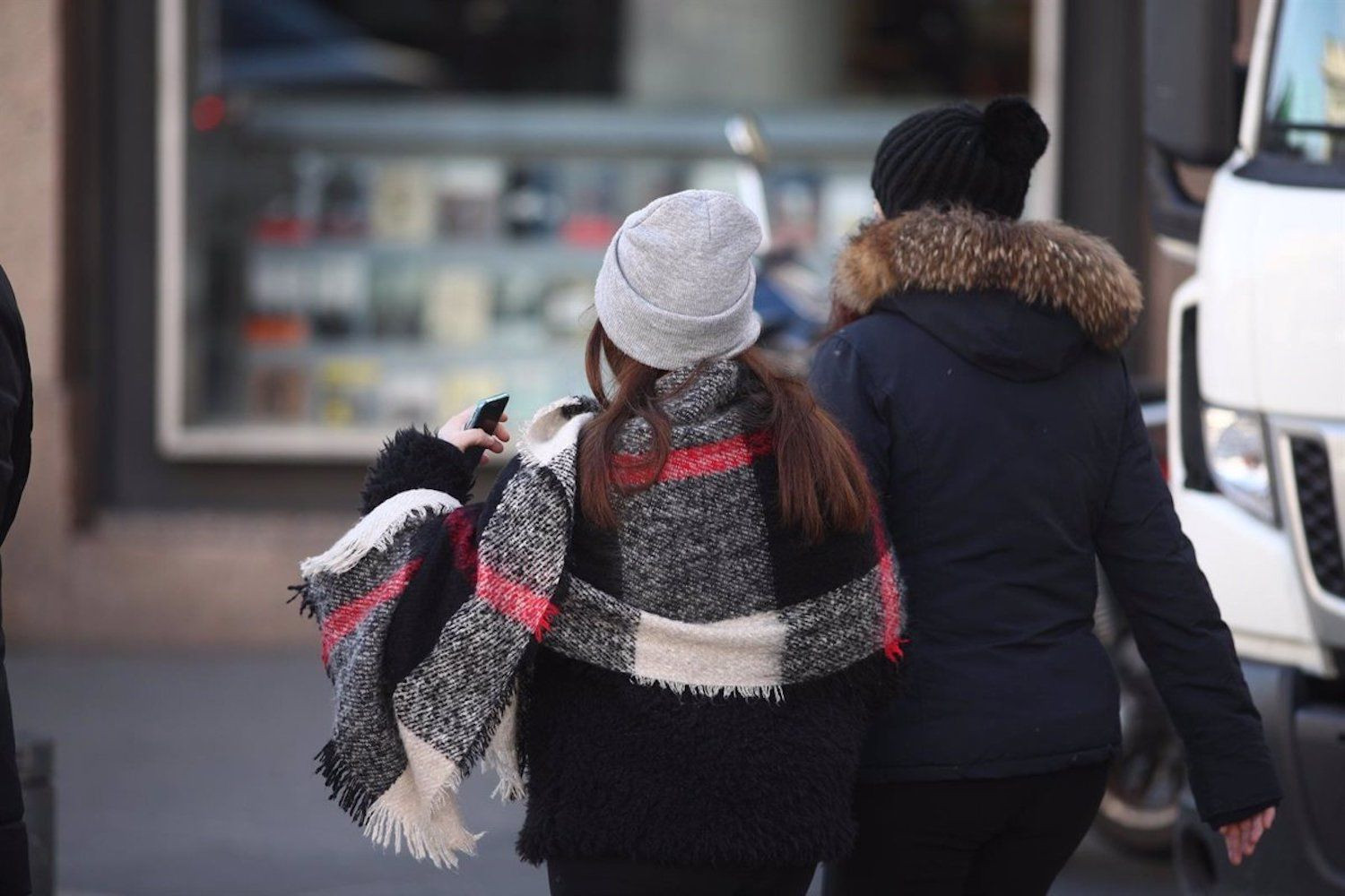 Dos mujeres pasean por la calle muy abrigadas en plena ola de frío en Barcelona / EUROPA PRESS