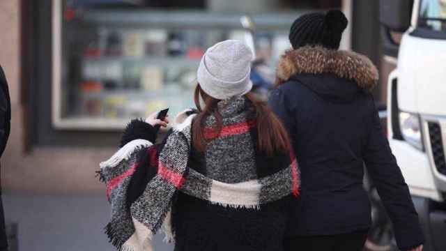 Dos mujeres pasean por la calle muy abrigadas en plena ola de frío en Barcelona / EUROPA PRESS