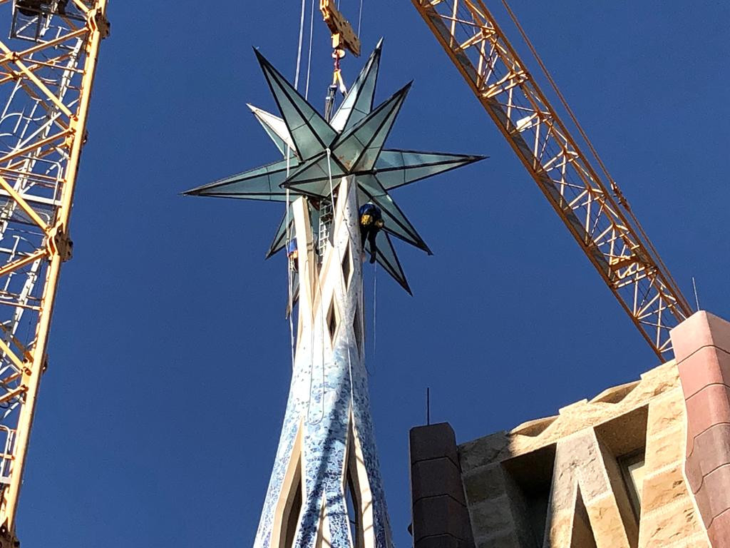 Instalación de la estrella en la torre de la Virgen Maria / SAGRADA FAMILIA