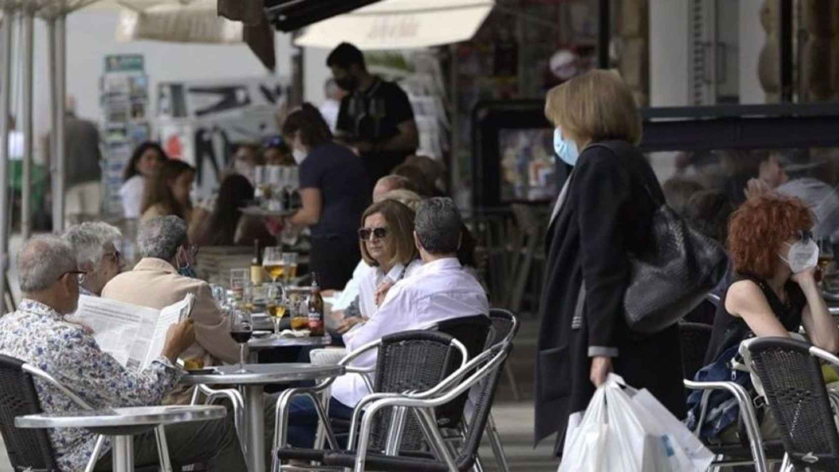 Varias personas en la terraza de un bar en Barcelona / EUROPA PRESS