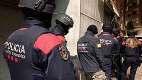 Agentes de los Mossos d'Esquadra durante el operativo en el área de Barcelona / MOSSOS D'ESQUADRA