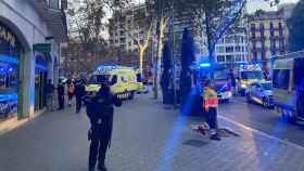 Ambulancias y dotaciones de bomberos en la plaza Tetuan de Barcelona, tras el incendio mortal en un local 'okupado' / CRÓNICA GLOBAL
