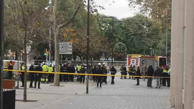 La zona acordonada de Tetuan, donde se ha producido el incendio / METRÓPOLI- GUILLEM ANDRÉS