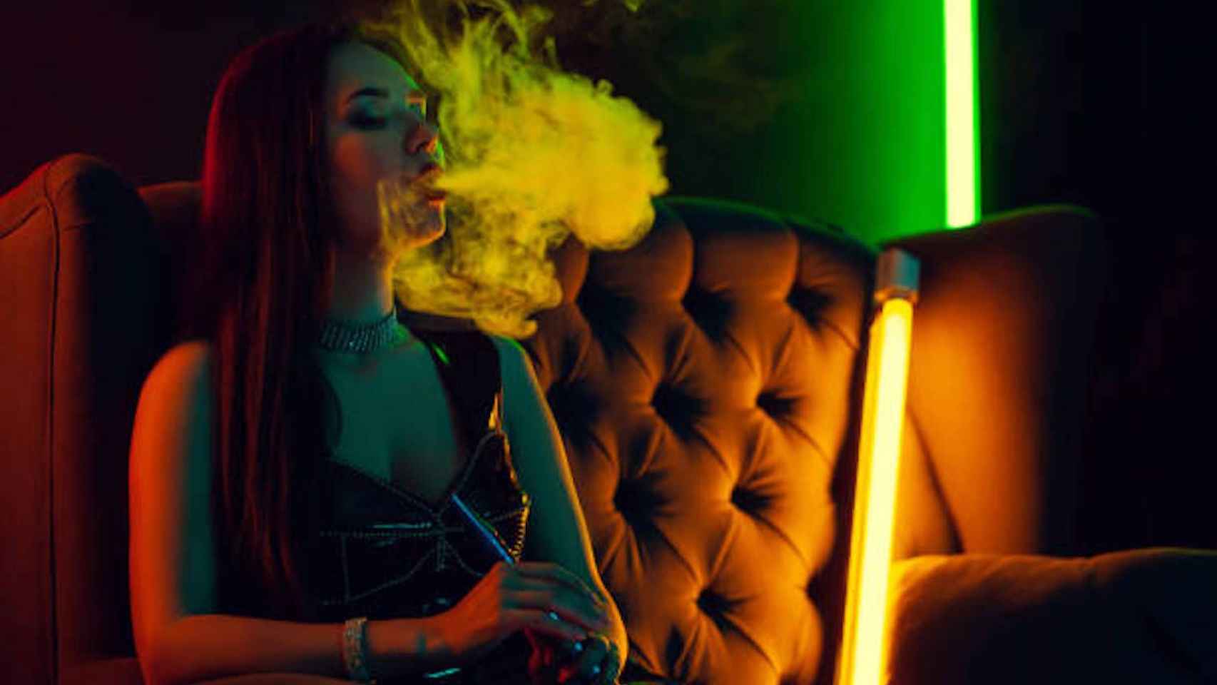 Una mujer fumando shisha como se hacía en la discoteca ilegal Casablanca, tapiada en el Born / ISTOCK