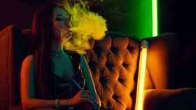 Una mujer fumando shisha como se hacía en la discoteca ilegal Casablanca, tapiada en el Born / ISTOCK