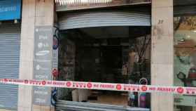 Así ha quedado la tienda de telefonía de Mataró tras la explosión que ha provocado dos heridos este miércoles / BOMBERS DE LA GENERALITAT