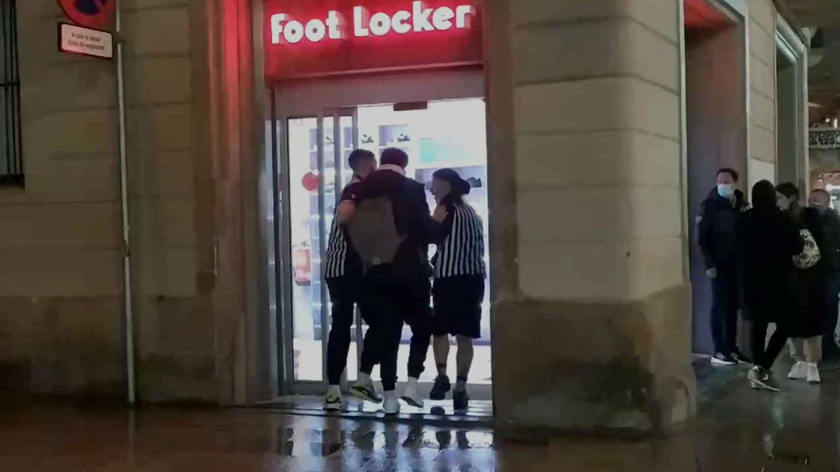 Dos empleados de Foot Locker atrapan a un ladrón en Portal de l'Àngel / METRÓPOLI