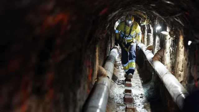 Un operario municipal en la red de alcantarillado de Barcelona, por donde circulan las aguas residuales de la ciudad / AYUNTAMIENTO DE BARCELONA