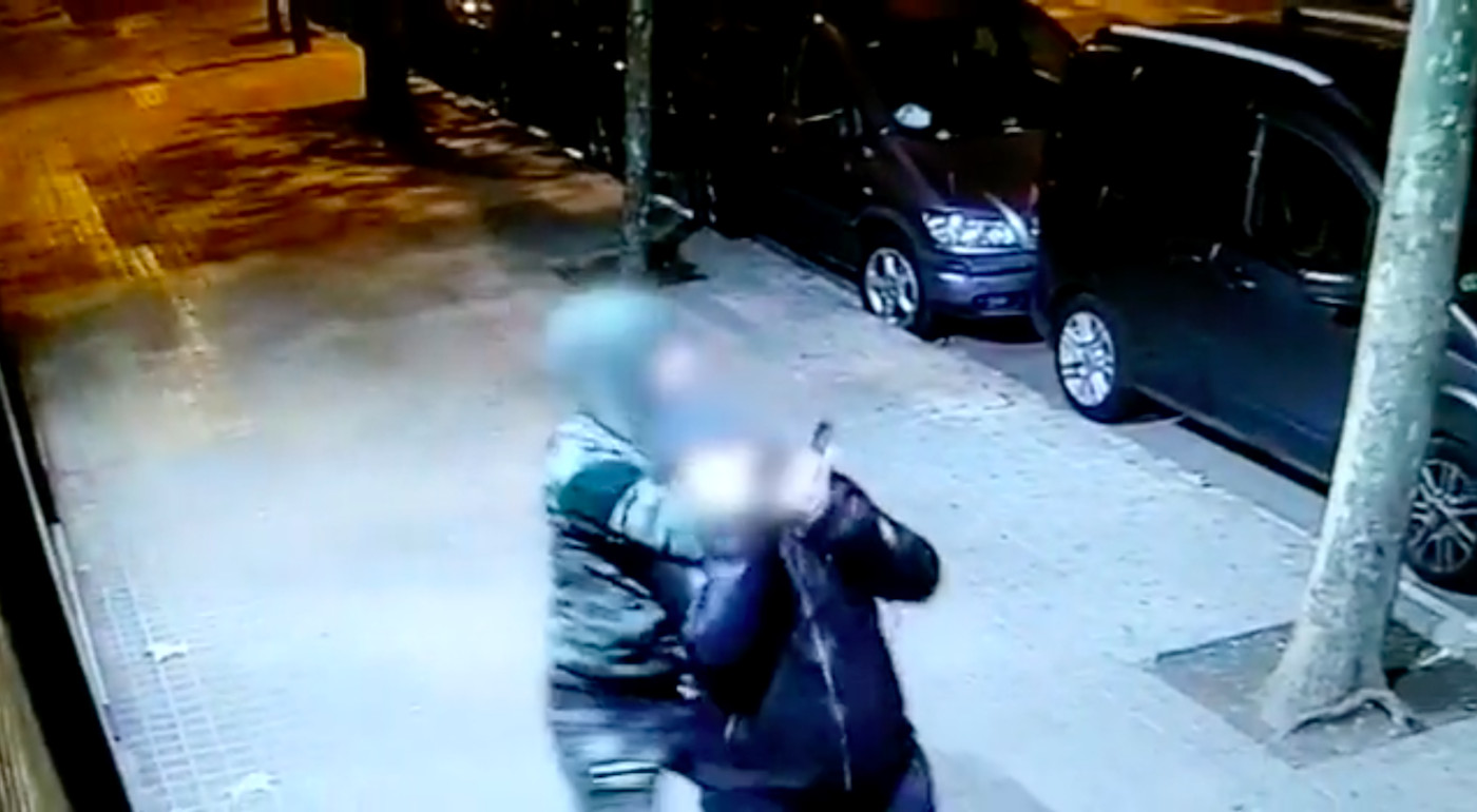Ladrón empleando la técnica del mataleón para robar a un hombre en Santa Coloma / MOSSOS D'ESQUADRA