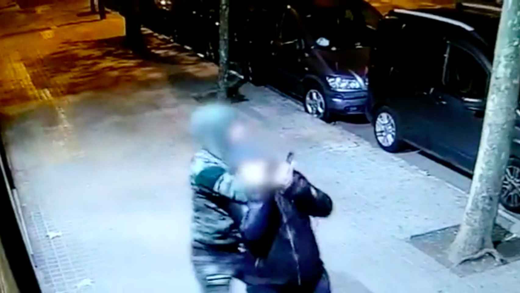 Uno de los ladrones empleando la técnica del mataleón para robar a un hombre en Santa Coloma / MOSSOS D'ESQUADRA