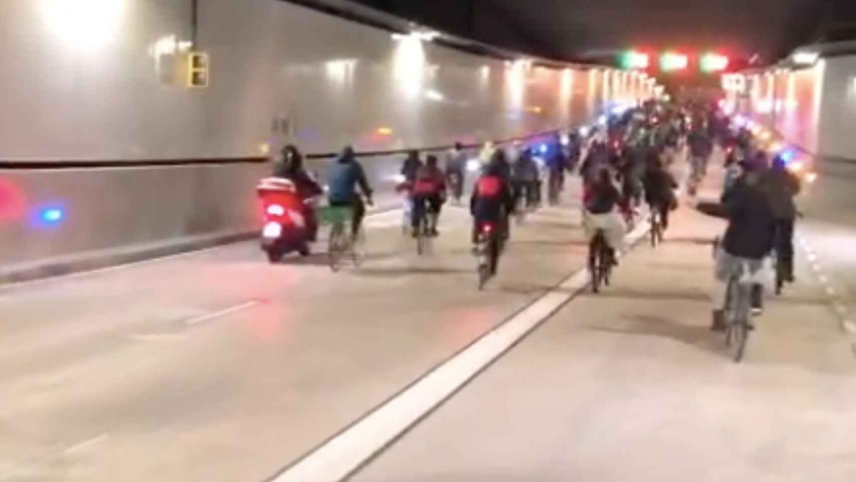 Decenas de ciclistas circulan por el túnel de Glòries este viernes / METRÓPOLI