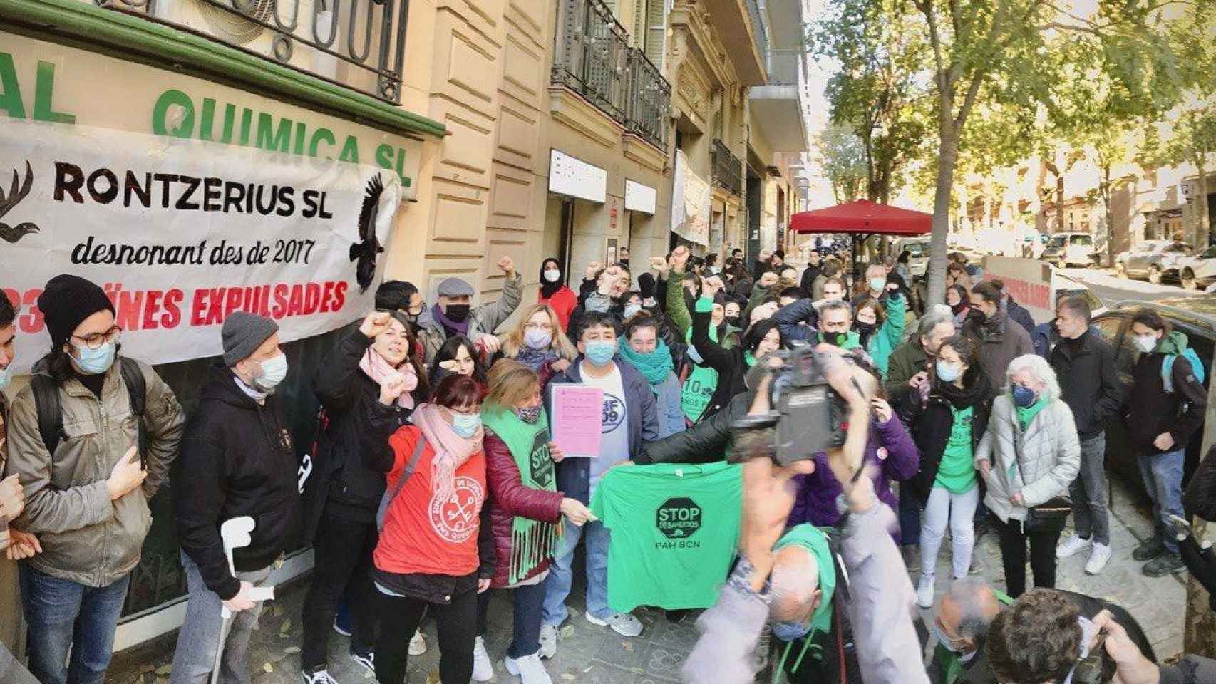 Activistas antidesahucios celebran que han frenado el desalojo en Gràcia / TWITTER