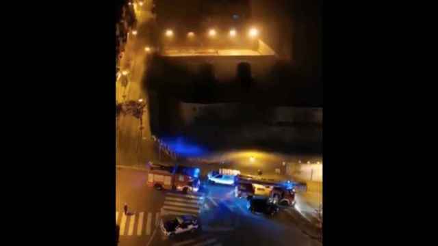 Los bomberos en el parking de Badalona donde se han quemado los coches / TWITTER XAVIER GARCIA ALBIOL