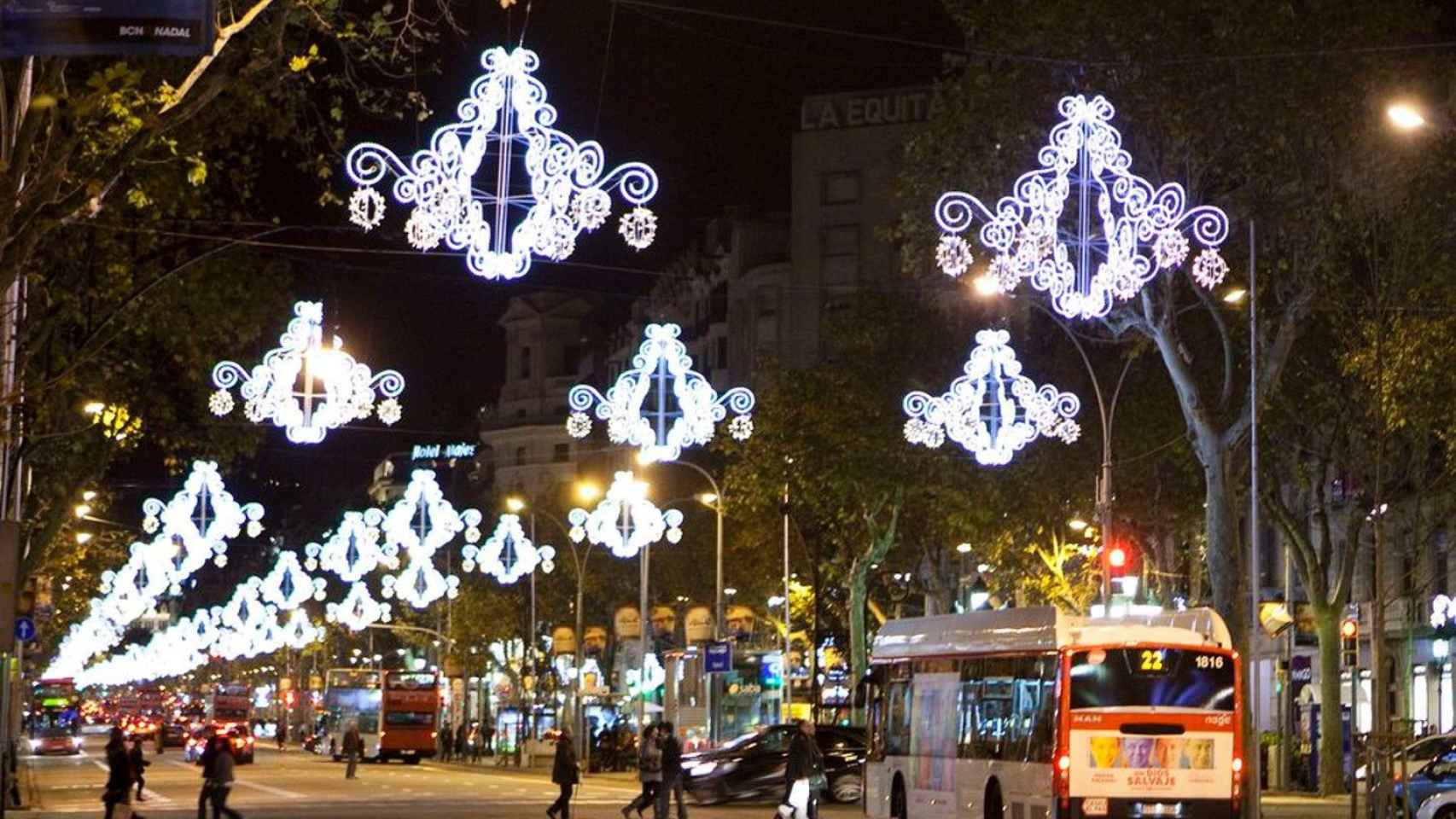 Un bus circula en Barcelona durante la campaña de Navidad / AJ BCN