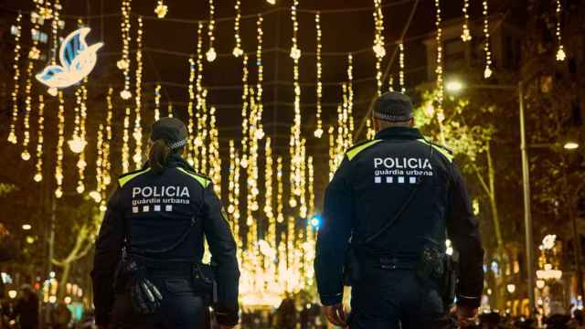 Agentes de la Guardia Urbana en el paseo de Gràcia durante la campaña de Navidad / GUARDIA URBANA