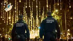Agentes de la Guardia Urbana en el paseo de Gràcia durante la campaña de Navidad / GUARDIA URBANA