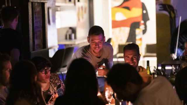 Reunión de amigos en un espacio Venuu