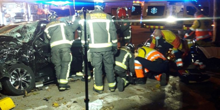 Bomberos y médicos atienden a los heridos del accidente / GUARDIA URBANA