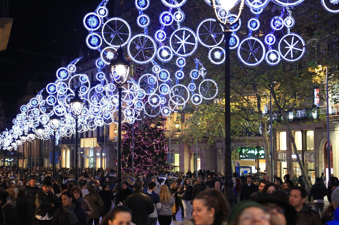 Barceloneses en el centro durante una campaña de Navidad pasada / AJUNTAMENT DE BARCELONA